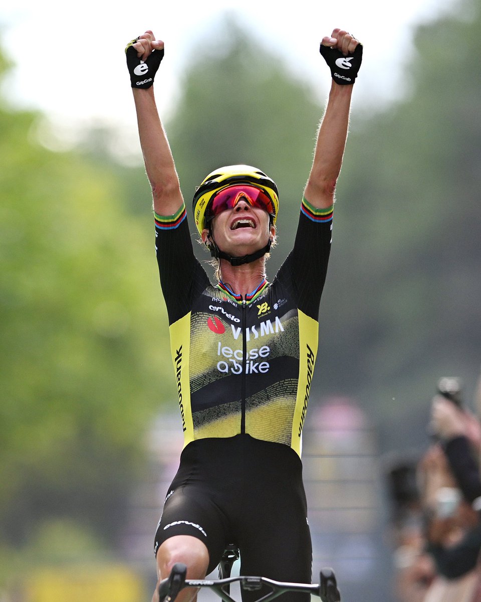 UCI_cycling's tweet image. 💥 Marianne Vos strikes first in @LeTourFemmes!
The Dutch rider tames the peloton in Plumelec, claiming the yellow jersey after an epic inaugural stage. 💛
May the fight begin! 🔥
#TDFF2025