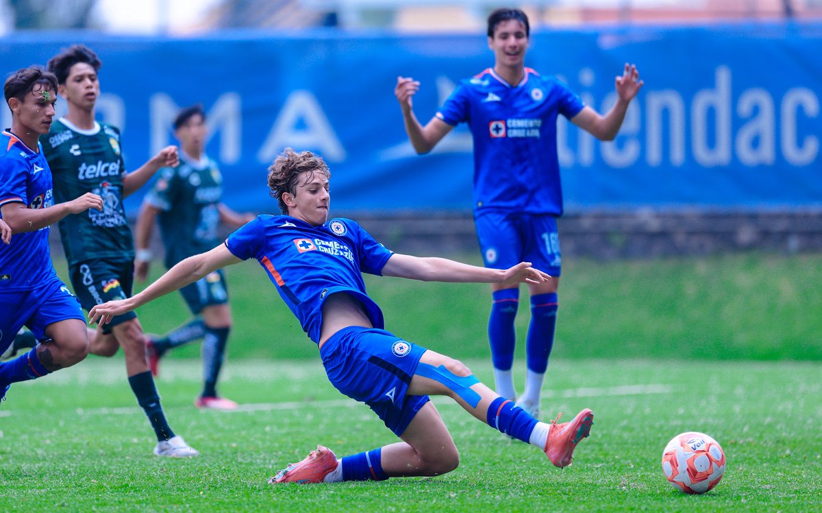 AzulBasicas's tweet image. Nos vamos al descanso con la ventaja.
#CAZ 2-0 #LEÓN
#Sub19