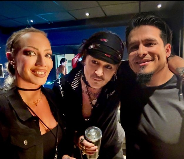 Savvy_CapJackie's tweet image. 🆕 Johnny, so cute 🩷
"The show at the legendary 02 Arena was unforgettable...
It was awesome seeing Alice Cooper pay tribute to Ozzy by performing Paranoid, with a special appearance by #JohnnyDepp on guitar...
It was great catching up with Johnny Depp..."
~ 📸 thejoshv IG
