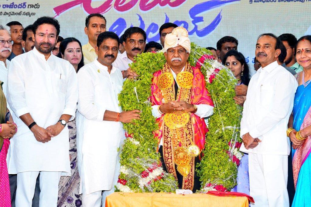 Eatala_Rajender's tweet image. మల్కాజిగిరి పార్లమెంట్ : ఓల్డ్ బోయినపల్లి, మల్లారెడ్డి గార్డెన్స్ లో జరిగిన SC, ST, BC, మైనారిటీల అలై భలై కార్యక్రమంలో కేంద్రమంత్రి శ్రీ కిషన్ రెడ్డి (@kishanreddybjp) గారితో కలసి పాల్గొనడం జరిగింది.
మంద కృష్ణ గారి చరిత్ర గురించి కొత్తగా చెప్పుకోవాల్సిన అవసరం లేదు. తెలంగాణ…