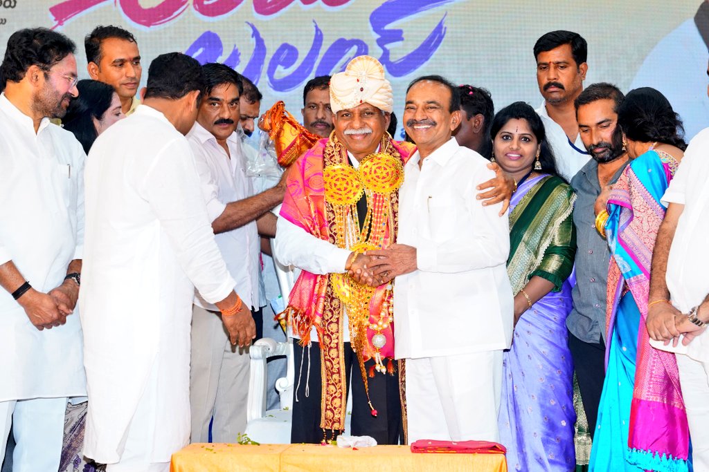 Eatala_Rajender's tweet image. మల్కాజిగిరి పార్లమెంట్ : ఓల్డ్ బోయినపల్లి, మల్లారెడ్డి గార్డెన్స్ లో జరిగిన SC, ST, BC, మైనారిటీల అలై భలై కార్యక్రమంలో కేంద్రమంత్రి శ్రీ కిషన్ రెడ్డి (@kishanreddybjp) గారితో కలసి పాల్గొనడం జరిగింది.
మంద కృష్ణ గారి చరిత్ర గురించి కొత్తగా చెప్పుకోవాల్సిన అవసరం లేదు. తెలంగాణ…