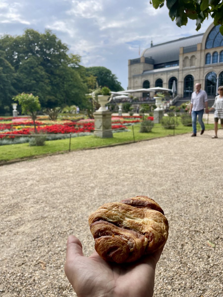 Silabrei's tweet image. Vom Skulpturenpark radelten wir zur Kölner Flora.