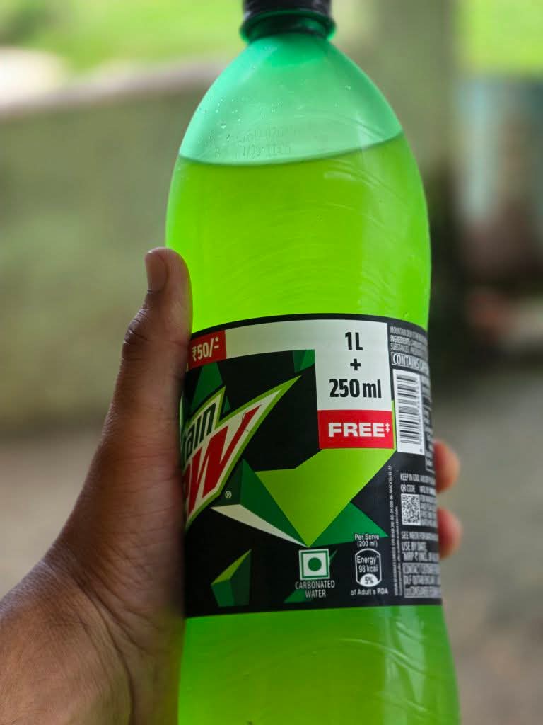 7max70956's tweet image. सब कुछ महंगा हो रहा यह🍹#Cold_Drink 👈
वालों को पता नही क्या हुआ-?🙋‍♂️🙋‍♀️

पहलें #Mountain_Dew 50 रू• में यह 1लीटर
कोल्ड़ ड्रिंक देता था,मगर अब उतने ही रुपये मे 🤔
1•25 L Cold Drink दे रहा एक विचार तो करो!

हमारी K🤵के कुछ समझ न आ रहा कुछ तो है!
C•I D टीम #दया पता तो करना पडेगा😎