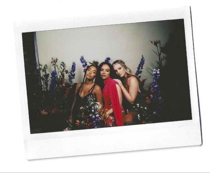 hourly_lmx's tweet image. I love this polaroid 😭