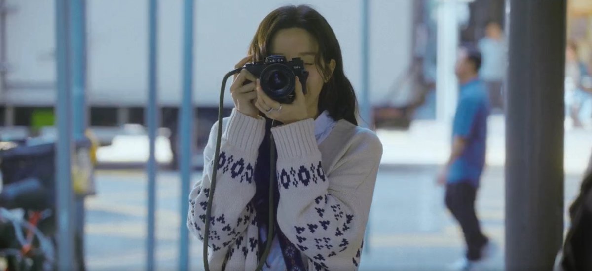 kdramamiss's tweet image. no wonder huije smiled and recognized him right away when she saw that pic in the first episode cause she's the one who took that photo #LawandtheCity #LawandtheCityEp7