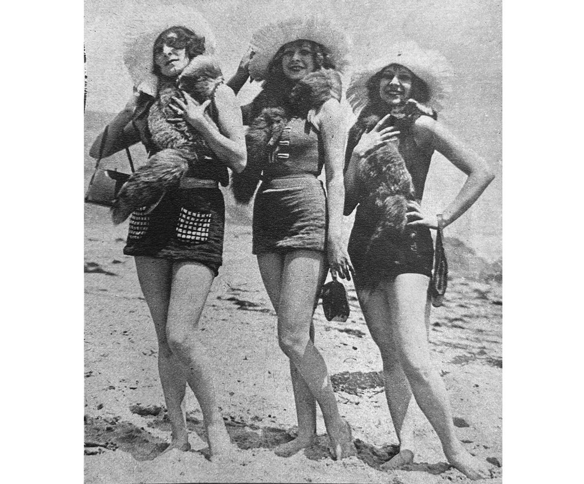 100YearsAgoNews's tweet image. July 26, 1925: "Three Chicago girls, vacationing at Santa Monica, Calif., have made the wearing of fur chokers with the bathing costume a fad at the resort. Nothing silly about it. The furs prevent sunburned necks. Left to right: Dorothy Knowles, Dolores Sherman, Margie Fellegi."