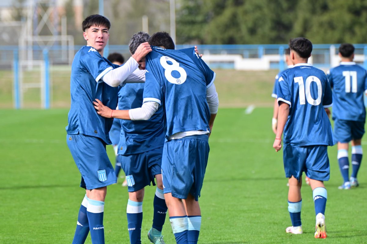 RacingClub's tweet image. Resumen de la 19ª fecha del torneo de Juveniles de la @Liga AFA, ante San Lorenzo.
➡ 𝑬𝑵 𝑬𝑳 𝑷𝑹𝑬𝑫𝑰𝑶 𝑻𝑰𝑻𝑨
Séptima: 4-1 (Benjamín Fischer, Erik Florentín, Benjamín Borowik y Enzo Ibarras ⚽)
Octava: 0-3.
Novena: 0-3.
➡ 𝑬𝑵 𝑳𝑨 𝑪𝑰𝑼𝑫𝑨𝑫 𝑫𝑬𝑷𝑶𝑹𝑻𝑰𝑽𝑨…