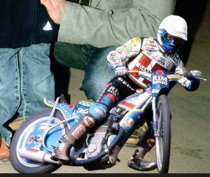 UprightSpeedway's tweet image. I've found a slightly different picture to the sticker, @DrozdGrzegorz has the right body shape but wrong leathers, either way it's Tommy Knudsen. @hansharald_66 and @staechmanager got it as well.
Thanks to @philcollins54 and sorry it turned out to be a Bee and not a Wolf