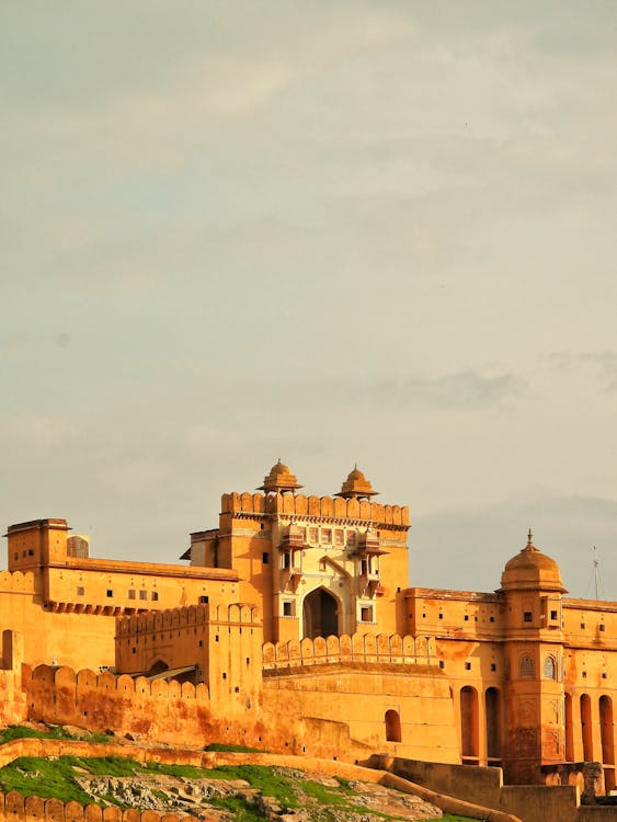 LostChronHist's tweet photo. Amer Fort, Jaipur, India. https://t.co/JVzdWX3JjE