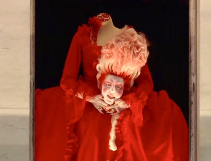 🔴 Terrible scène où l'on tourne en dérision la malheureuse reine Marie-Antoinette en prétendant ensuite lutter contre les violences faites aux femmes.
 Il y a un an la cérémonie d'ouverture des Jeux Olympiques de Paris 2024 avait lieu. 
#ceremoniedouverture #Paris2024 #jo2024