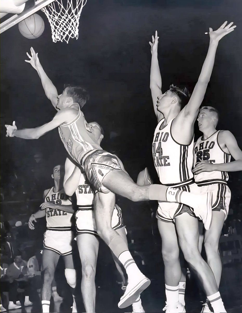 uncsportsphotos's tweet image. Carolina's Bobby Lewis with the drive against Ohio State in 1966. #UNCBasketball #UNCommon #tarheels #GoHeels #ACC #CarolinaFamily #uncbball #GDTBATH #UNC #Carolina PHOTO COURTESY OF: Unknown