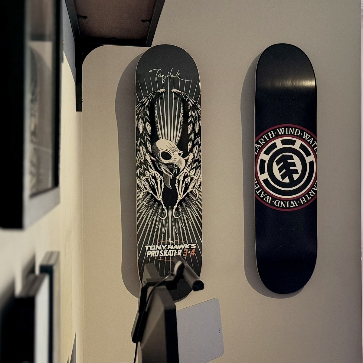 FrameAGame's tweet image. Finally got the @TonyHawkTheGame 3+4 collectors board up alongside one of my favourite Element decks.
The Marshall Mathers LP vinyl frame found a new home, and a couple of MagLevate mounts are levitating the 8 Mile and Uncharted 4 steelbooks like magic!
Time for a mojito. 🤤