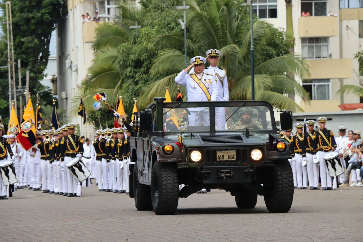armada_ecuador's tweet image. #Guayaquil || En el marco de la ceremonia conmemorativa por el octogésimo cuarto aniversario del glorioso Combate Naval de Jambelí, y día clásico de la Armada del Ecuador, se realizó la gran parada militar con la presentación del Comandante de Operaciones Navales encabezando el…