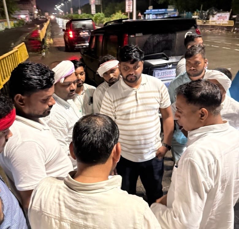 Arjun_Mehar's tweet image. बाप पार्टी के विधायक थावर भाई, अनिल भाई और अन्य पदाधिकारियों ने नरेश भाई के परिजनों से मुलाक़ात की..! इंक़लाब जिंदाबाद.!