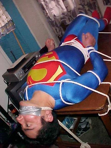 Superman ha sido capturado que quisieras hacerle?😈🥵/Superman has been captured, what would you like to do to him?😈🥵