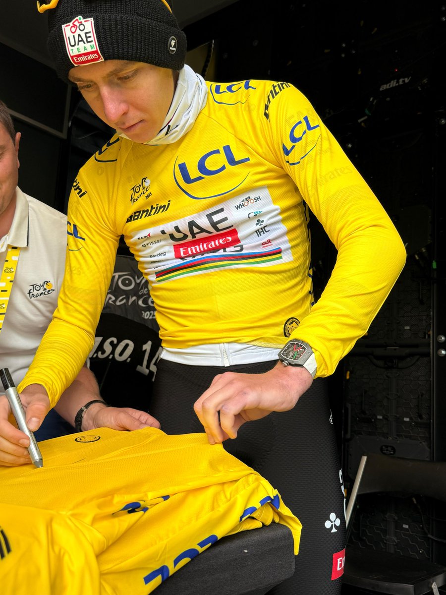 💛 RT &amp; follow for the chance to win a 🇸🇮<a href="/TamauPogi/">Tadej Pogačar</a> signed Yellow Jersey with <a href="/SANTINI_SMS/">Santini Cycling</a>

💛 RT &amp; follow pour tenter de gagner un Maillot Jaune dédicacé par 🇸🇮<a href="/TamauPogi/">Tadej Pogačar</a> avec <a href="/SANTINI_SMS/">Santini Cycling</a>

#TDF2025 | <a href="/MaillotjauneLCL/">Maillot Jaune LCL</a>