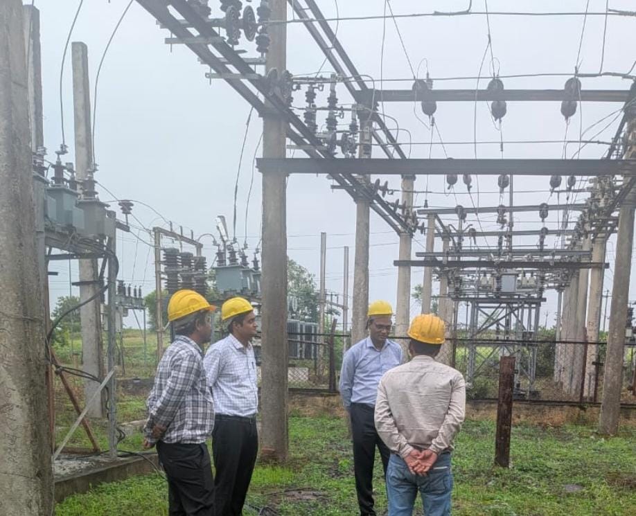 खरगोन । मप्रपक्षेविविकं खरगोन अधीक्षण यंत्री श्री राजेश हरोड़े ने घूघरिया खेड़ी 33/11केवी विद्युत उपकेंद्र का निरीक्षण किया। उन्होंने उपकेंद्र के रखरखाव, अर्थिंग तथा RDSS के कार्यों की समीक्षा की, साथ गोगांवा कस्बे, गोगांवा ग्रामीण तथा भीकनगांव ग्रामीण, 1/2