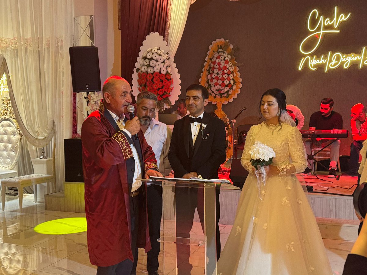 Esra Keskin ve Recep Asarkaya kardeşlerimizin nikah akdini gerçekleştirerek mutluluklarına ortak olduk.

Genç çiftimize bir ömür boyu mutluluklar diliyor, sevgi ve saygı dolu bir hayat temenni ediyorum. Allah mesut etsin. 💍✨