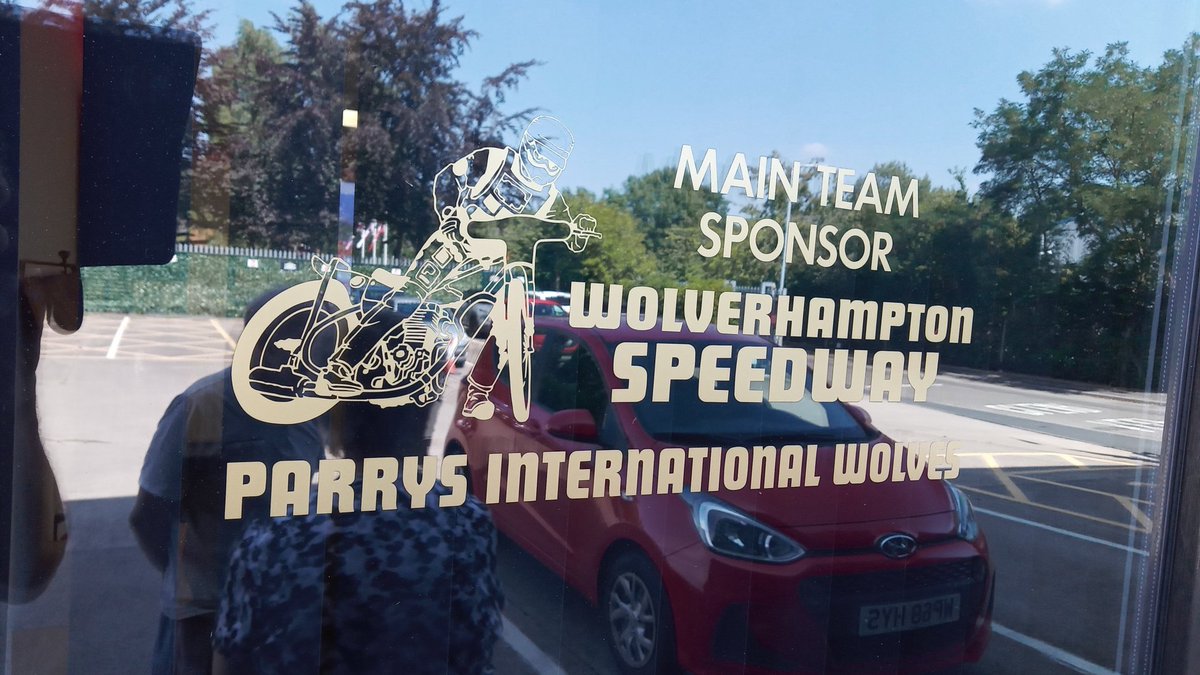 UprightSpeedway's tweet image. I've found a slightly different picture to the sticker, @DrozdGrzegorz has the right body shape but wrong leathers, either way it's Tommy Knudsen. @hansharald_66 and @staechmanager got it as well.
Thanks to @philcollins54 and sorry it turned out to be a Bee and not a Wolf