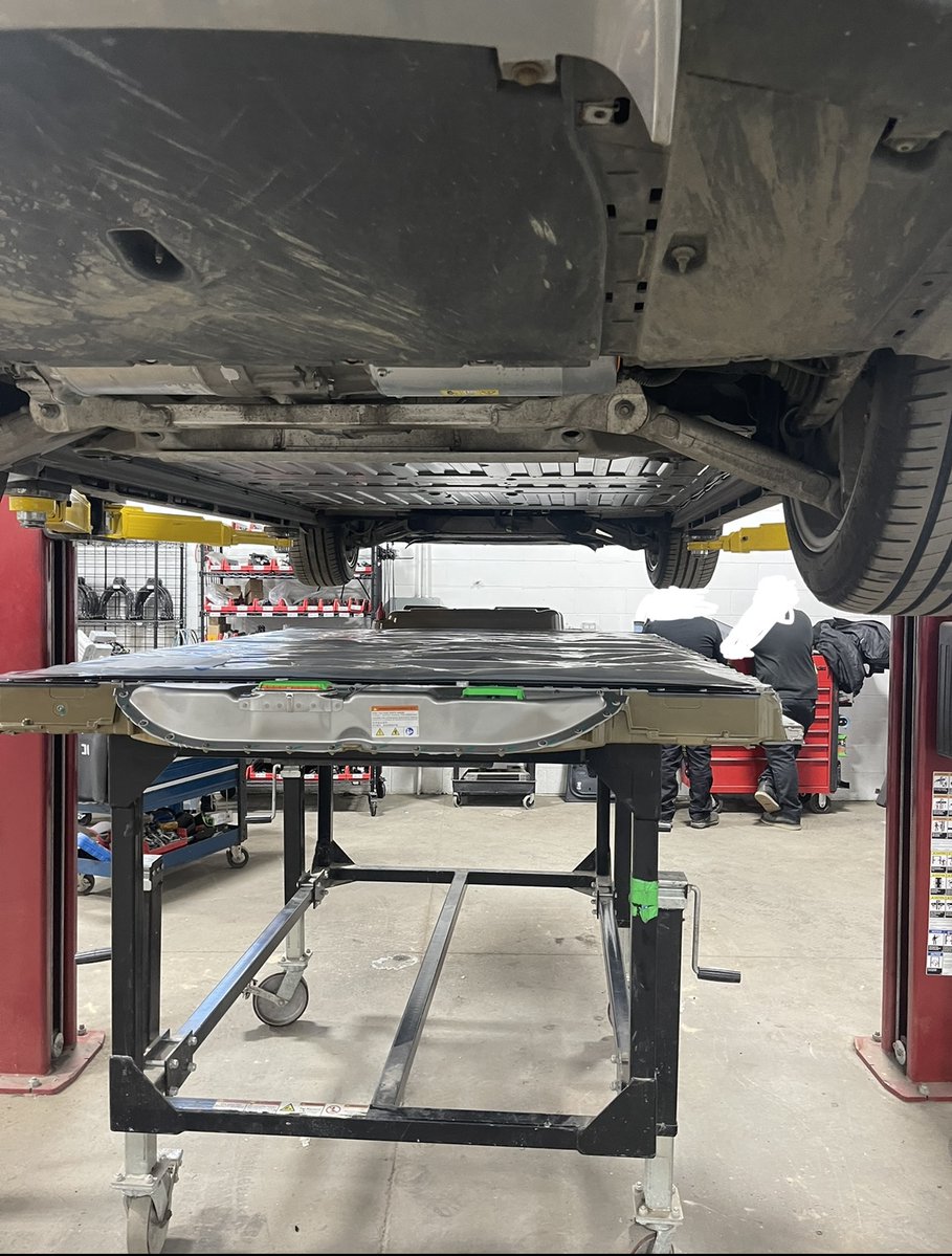 SunPowerFusion's tweet image. The Model S battery has such a small profile it’s no wonder the Model S is one of the most efficient cars produced today.