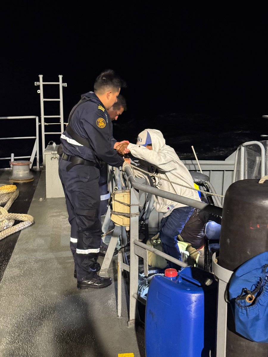 armada_ecuador's tweet image. #Galápagos | La Armada del Ecuador, a través de la DIRGIN y en coordinación con el ECU-911, realizó con éxito una evacuación médica de emergencia a 70 millas náuticas al sur de San Cristóbal.
La alerta fue emitida por una embarcación ecuatoriana, luego de que uno de sus…