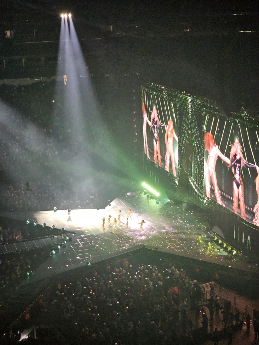 TrellBeyloved's tweet image. This one of the best things I saw from my seat last night whewwwww the galaxy visuals are sooooo gooood whewwwww