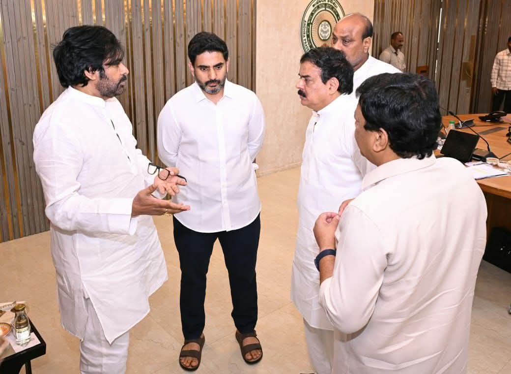 Rakeshkambampat's tweet photo. వీరమల్లు పోయిన బాధలో మంత్రి వర్గం..😢 https://t.co/0ZORHnugs8