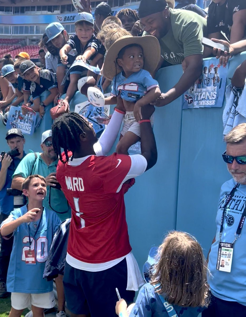 jwyattsports's tweet image. .@Titans fans are passing their children to @Cameron7Ward.