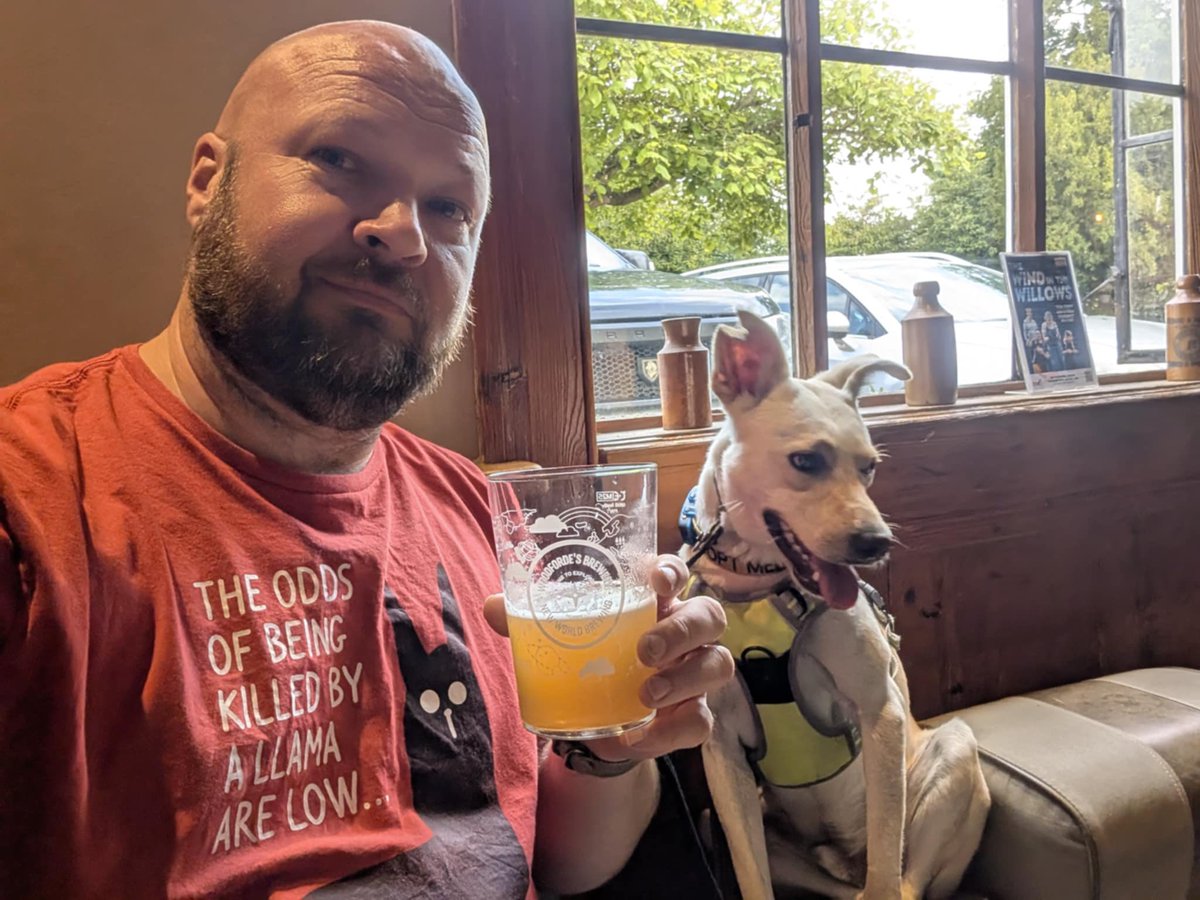 GillyMeeky's tweet image. Brady had his second pub visit with Will. He was a little nervous at first but relaxed really well 🥰🥰 He then had a lovely recall session on the long lead. He's doing very well ❤️❤️
