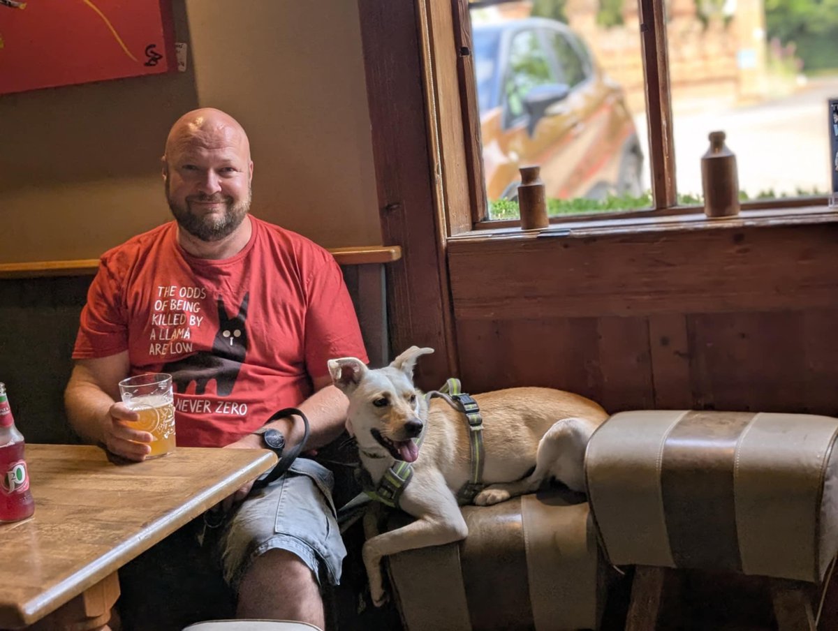 GillyMeeky's tweet image. Brady had his second pub visit with Will. He was a little nervous at first but relaxed really well 🥰🥰 He then had a lovely recall session on the long lead. He's doing very well ❤️❤️