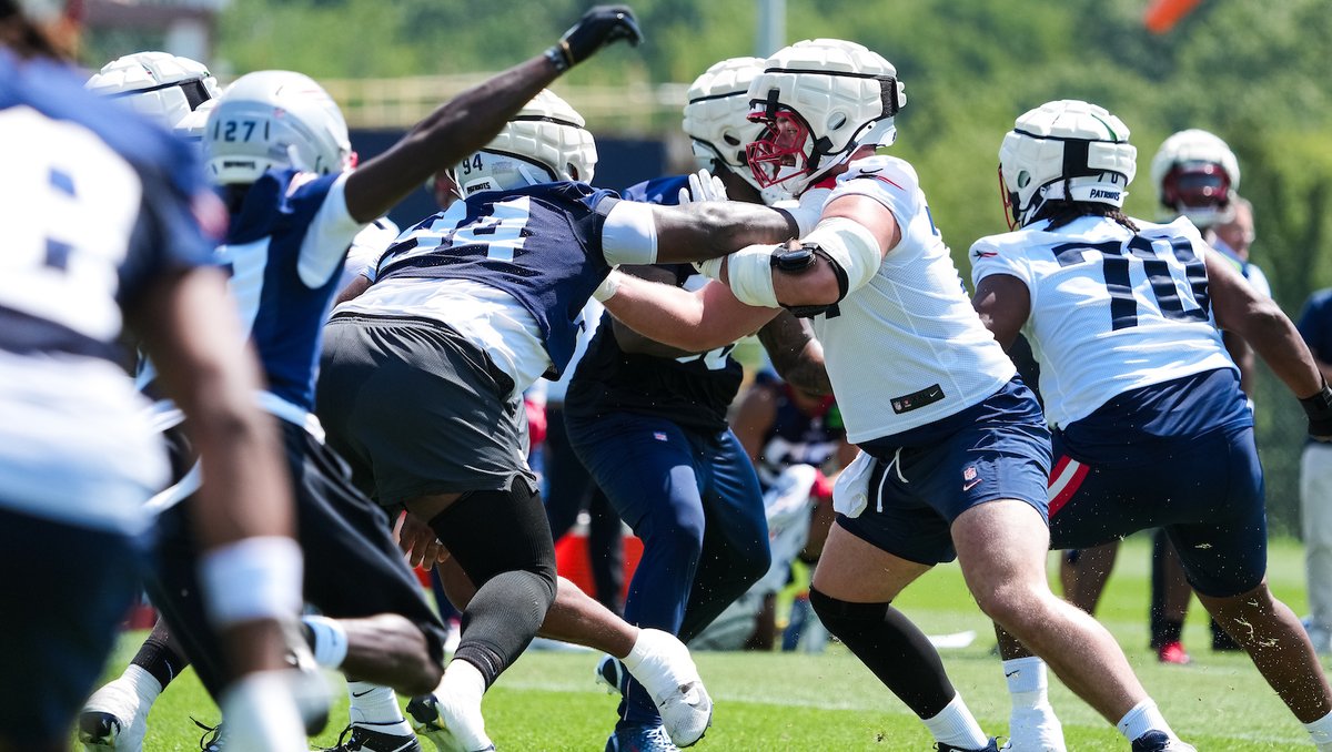 PATRIOTSdotCOM's tweet image. After a light day of work, the Patriots picked back up on Saturday with a spirited practice that saw highs and lows on both sides of the ball.
Day 4 Blogservations: patriots.com/news/day-4-blo… via @pfwpaul