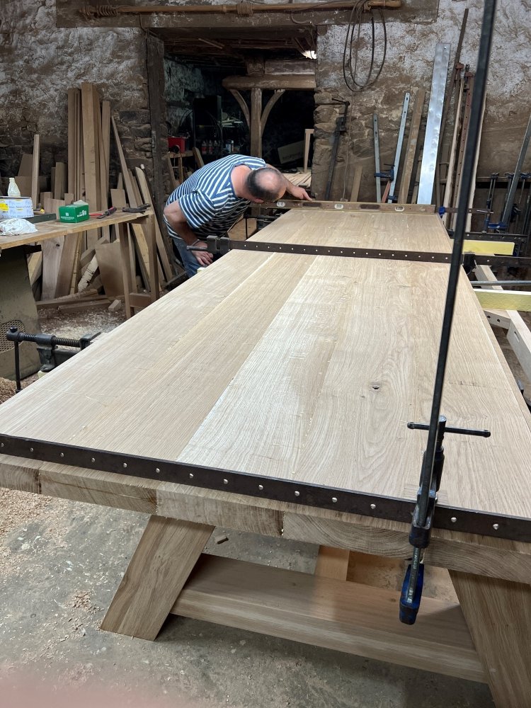 MakersBespoke's tweet image. This table top is 150 wide (x 3m), so has gone together in sections. It's all hands on deck to turn it each time it's needed. A 'skirt' is being added to give the illusion of more depth. The weight is very real however! #table
bit.ly/45lkDhU #kitchentable #handmadetable