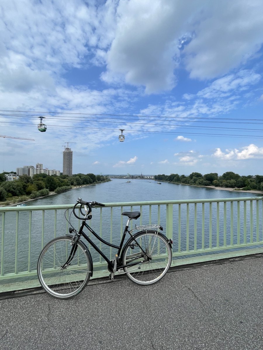 Silabrei's tweet image. Weiter ging’s übern Rhein nach Mühlheim und zum Skulpturenpark nach Stammheim, dann übern Rhein zum Schwimmbad-Biergarten. Und gerade sind wir trocken zurückgekommen. Im Kölner Süden hat’s inzwischen reichlich geschüttet.
Das war heute ein wunderschöner Ausflug!