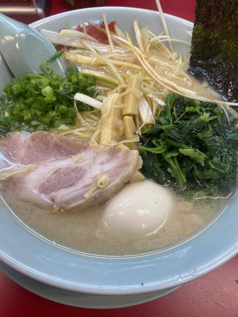 期間限定食い納めしようと思ったけど誘惑に負けてプレミアム塩豚骨に変更。
麺固め脂多めで脳が震える