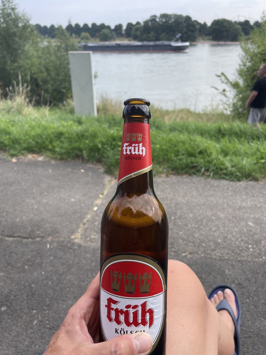 Silabrei's tweet image. Weiter ging’s übern Rhein nach Mühlheim und zum Skulpturenpark nach Stammheim, dann übern Rhein zum Schwimmbad-Biergarten. Und gerade sind wir trocken zurückgekommen. Im Kölner Süden hat’s inzwischen reichlich geschüttet.
Das war heute ein wunderschöner Ausflug!