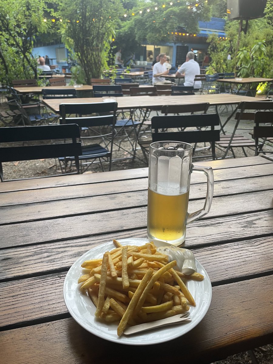 Silabrei's tweet image. Weiter ging’s übern Rhein nach Mühlheim und zum Skulpturenpark nach Stammheim, dann übern Rhein zum Schwimmbad-Biergarten. Und gerade sind wir trocken zurückgekommen. Im Kölner Süden hat’s inzwischen reichlich geschüttet.
Das war heute ein wunderschöner Ausflug!