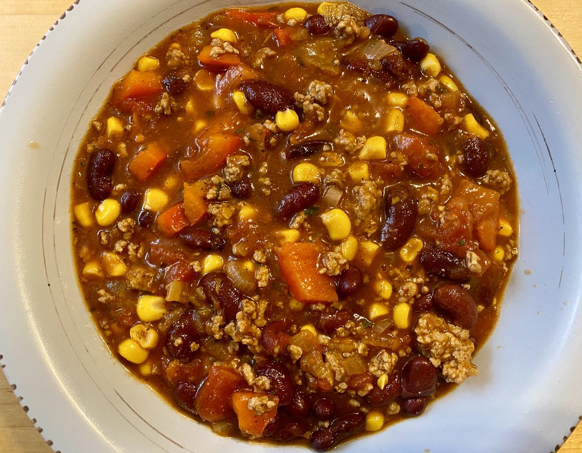 plushy_cat's tweet image. Heute gibt es Chili con Carne, dazu frisches Baguette.