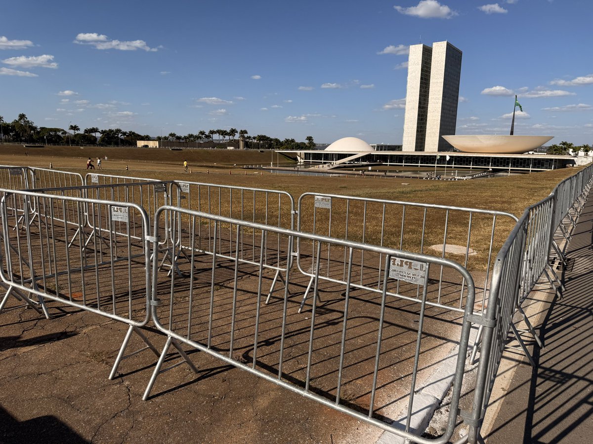 BrunoGuzz0's tweet image. Palácio, Congresso e STF voltam a ser cercados após ameaças golpistas e risco de novas badernas. Desde a derrota de um certo grupo político, Brasília nunca mais foi a mesma.