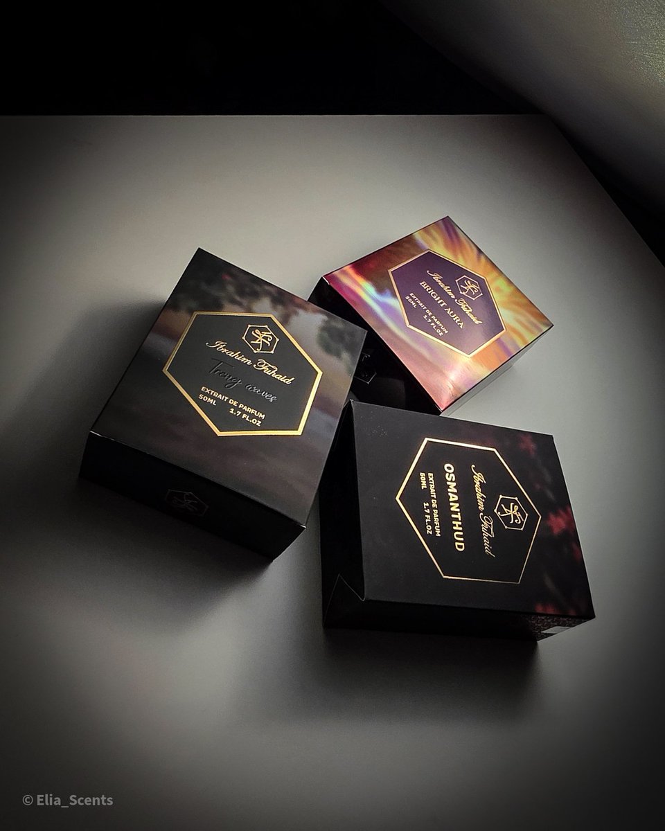 سلام عليكم ويا هلا ومرحبتين بعشاق الطيب والزين!

يا عمي، الهوية البصرية الجديدة لعطور أخينا العطار السعودي المبدع الأستاذ إبراهيم الفهيد دخلت قلبي من أول نظرة وما قدرت أقاوم الرغبة في الاقتناء! وأهني من سبقني باقتناء هالتحف العطرية الفريدة.

كالعادة، أخذت "برايت أورا" و