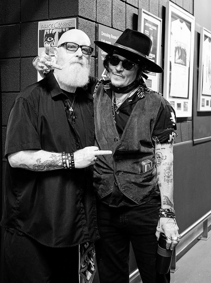 JerrieDepp's tweet image. Legends in one frame! 🤘🏼 God Dad (#JohnnyDepp) and the Metal God himself, robhalfordlegacy (IG) backstage at The O2 Arena nothing but respect and rock ‘n’ roll vibes! 🖤🎸 

(Repost from Uncle @rosshalfin’s IG)