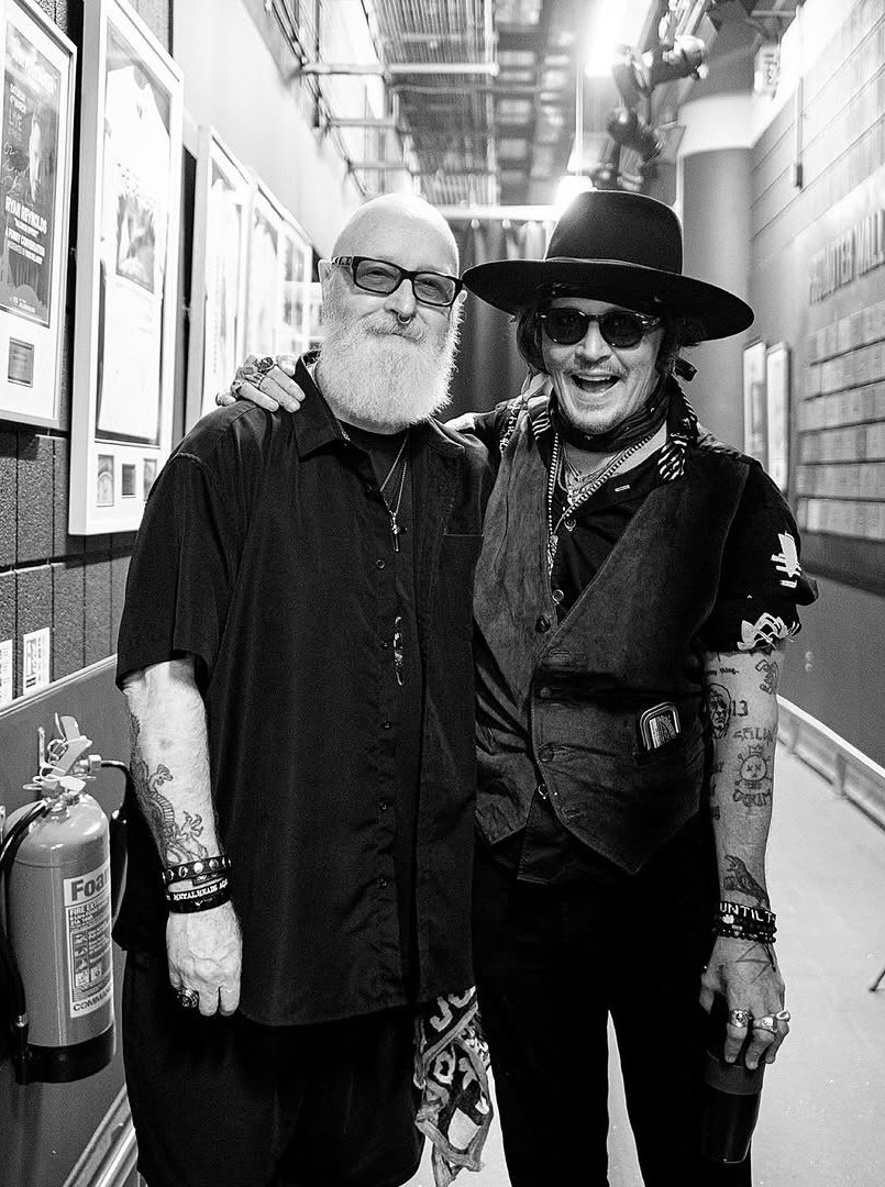JerrieDepp's tweet image. Legends in one frame! 🤘🏼 God Dad (#JohnnyDepp) and the Metal God himself, robhalfordlegacy (IG) backstage at The O2 Arena nothing but respect and rock ‘n’ roll vibes! 🖤🎸 

(Repost from Uncle @rosshalfin’s IG)