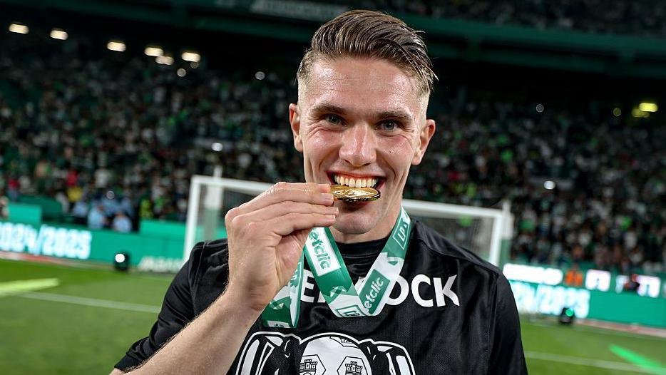 SwedeStats's tweet photo. Viktor Gyökeres at Sporting.

- 102 games played
- 97 goals
- 28 assists
- 1.32 G+A per 90 minutes

During his time at Sporting he also won back to back league titles and a cup title. https://t.co/9gyj2WIBSN