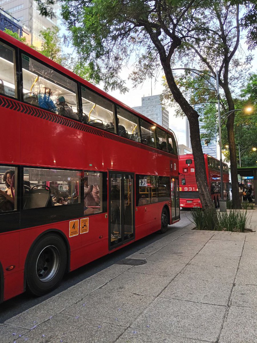 MetrobusCDMX's tweet image. Cada autobús de doble piso que circula en #Línea7 tiene capacidad para aproximadamente 130 personas. 🫂✨
Gracias al carril confinado se trasladan de manera segura. 🚌
¡Respétalo! ✅