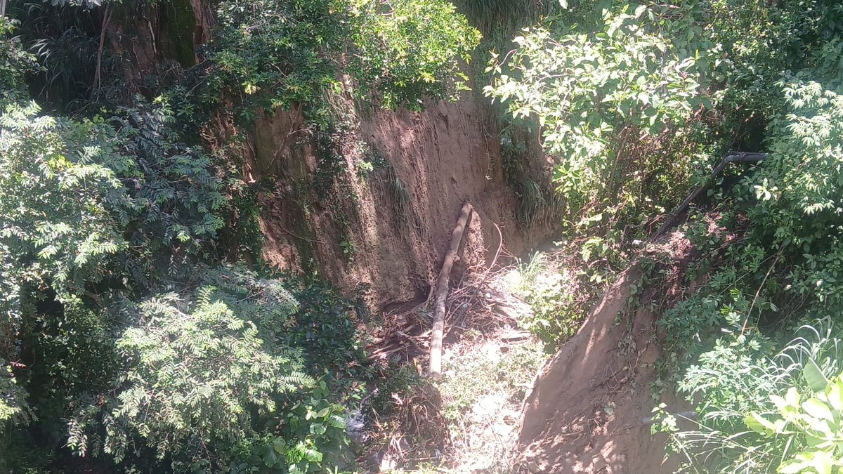 meerry_3's tweet photo. Hago el llamado para todo el mundo, para todas las autoridades, las tormentas como sabemos están bien fuertes, y hemos sido afectados en la colonia Suyapa Soyapango, y esto no es nada nuevo llevamos 5 años con este problema. @nayibbukele @ANDASV @PROCIVILSV @alcaldia_ss @todos https://t.co/gmTTrxgzN3