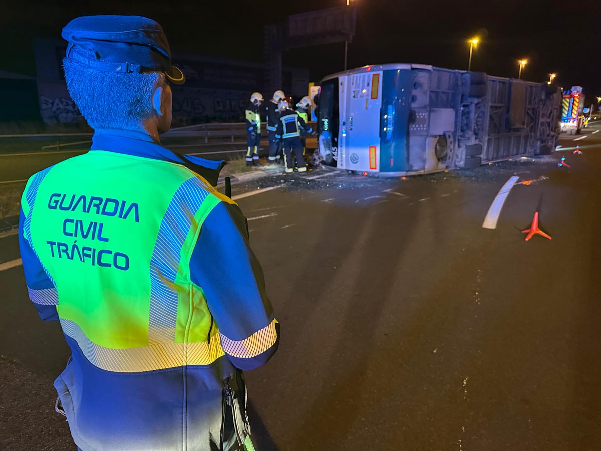NavarraGC's tweet image. Agentes de la Agrupación de Tráfico de la Guardia Civil atiendió el vuelco de un autobús urbano
📍Ronda de Pamplona PA-30
El conductor y único ocupante herido leve
Bomberos y ambulancia en la incidencia