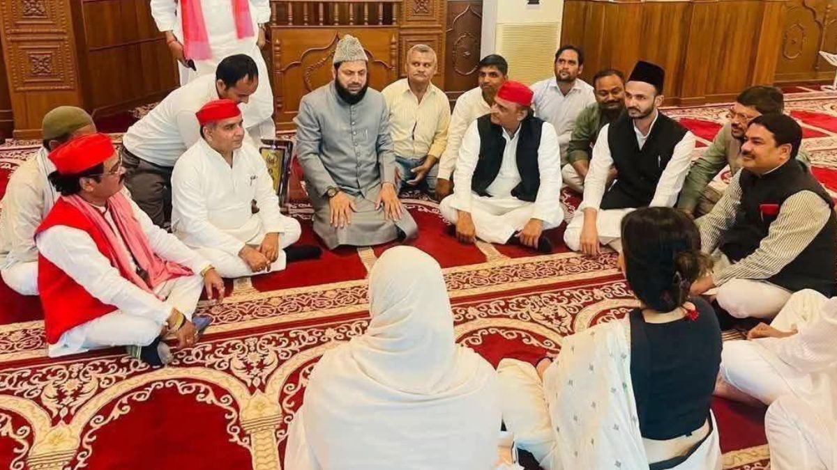 manishBJPUP's tweet image. मस्जिद में राजनैतिक बैठक करने पर सपा प्रमुख @yadavakhilesh को गाली और फतवा दोनों का सामना करना पड़ रहा है ।
