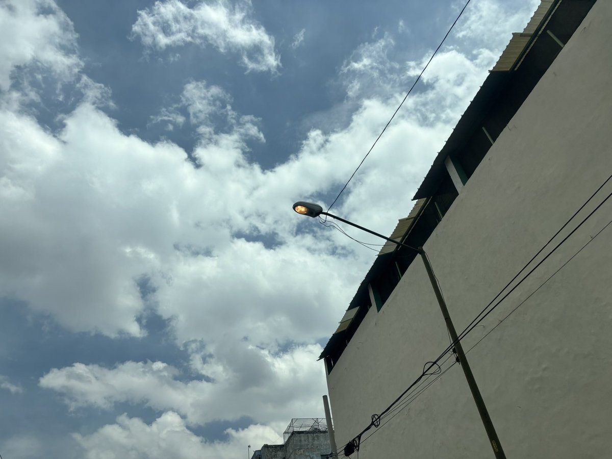 #DanielDelRazoReporta #LaVozDeLosPoblanos Luminaria encendida en la 29 Oriente y privada 10A Sur. <a href="/TribunaVigila/">Tribuna Vigila 💖</a>