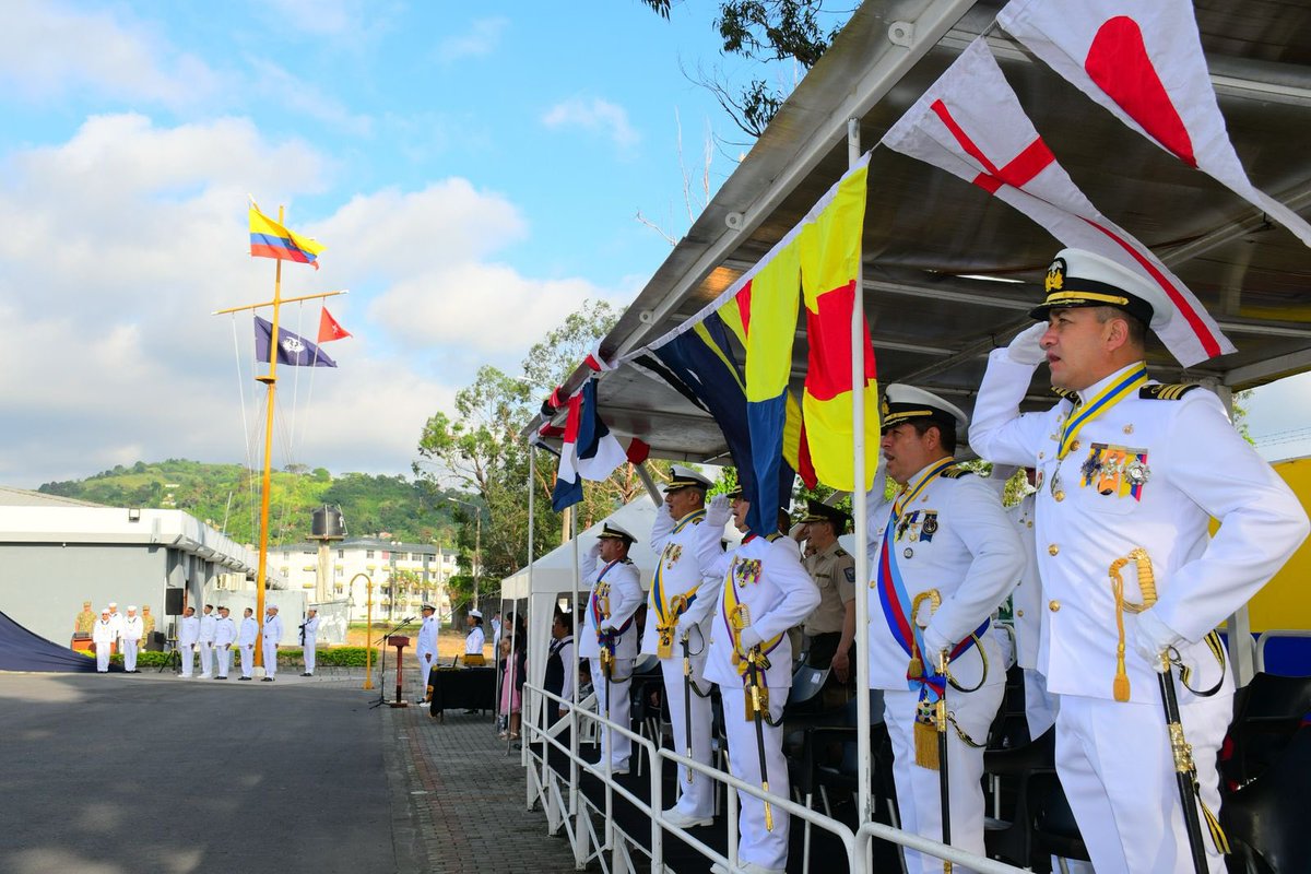 armada_ecuador's tweet image. #Esmeraldas || En el marco del aniversario del Combate Naval de Jambelí se realizó en la Base Naval de Esmeraldas la ceremonia militar de imposición de la condecoración al mérito naval “Comandante Rafael Morán Valverde” en el grado de “Comendador y Caballero” y la condecoración…