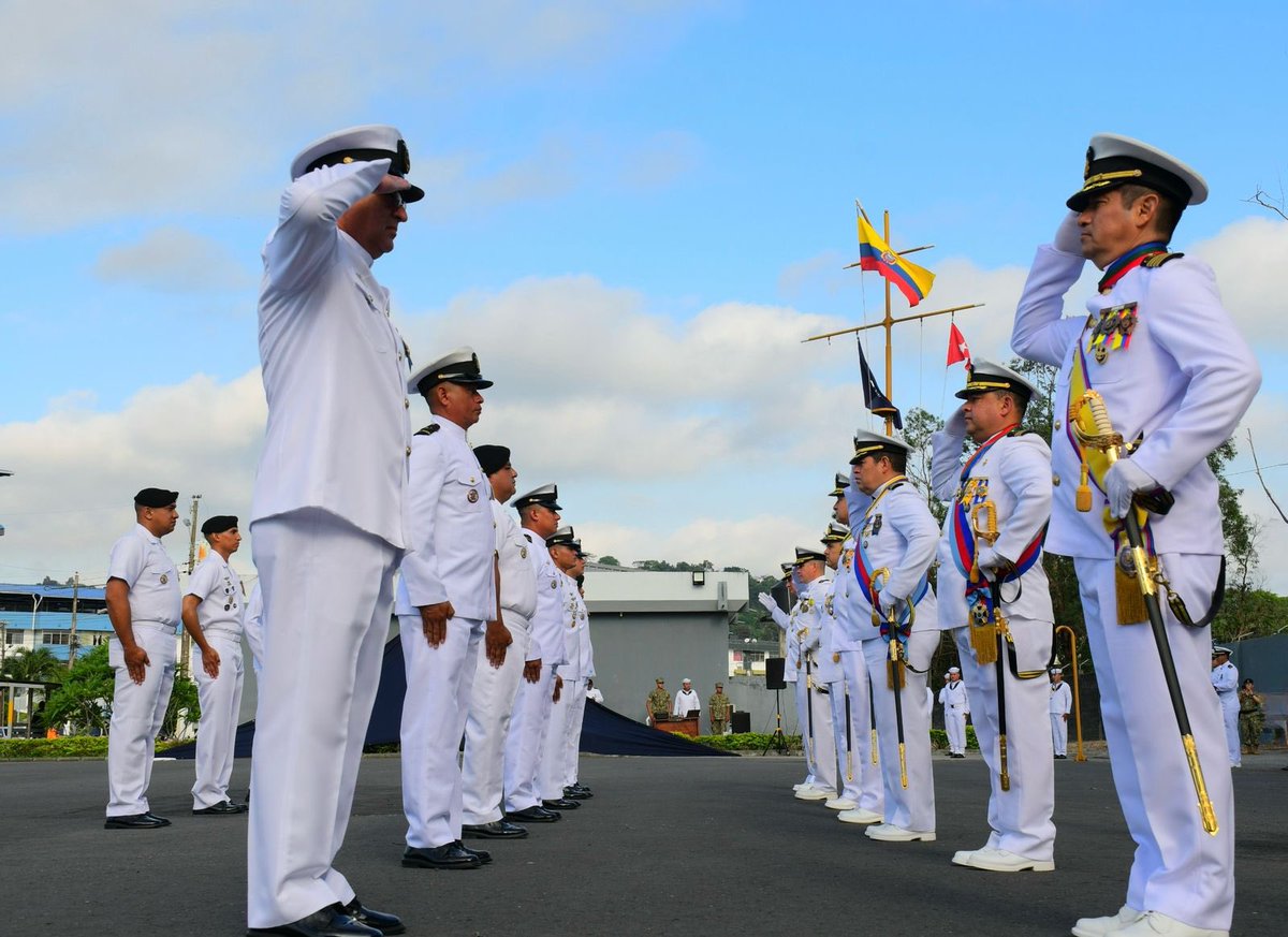 armada_ecuador's tweet image. #Esmeraldas || En el marco del aniversario del Combate Naval de Jambelí se realizó en la Base Naval de Esmeraldas la ceremonia militar de imposición de la condecoración al mérito naval “Comandante Rafael Morán Valverde” en el grado de “Comendador y Caballero” y la condecoración…