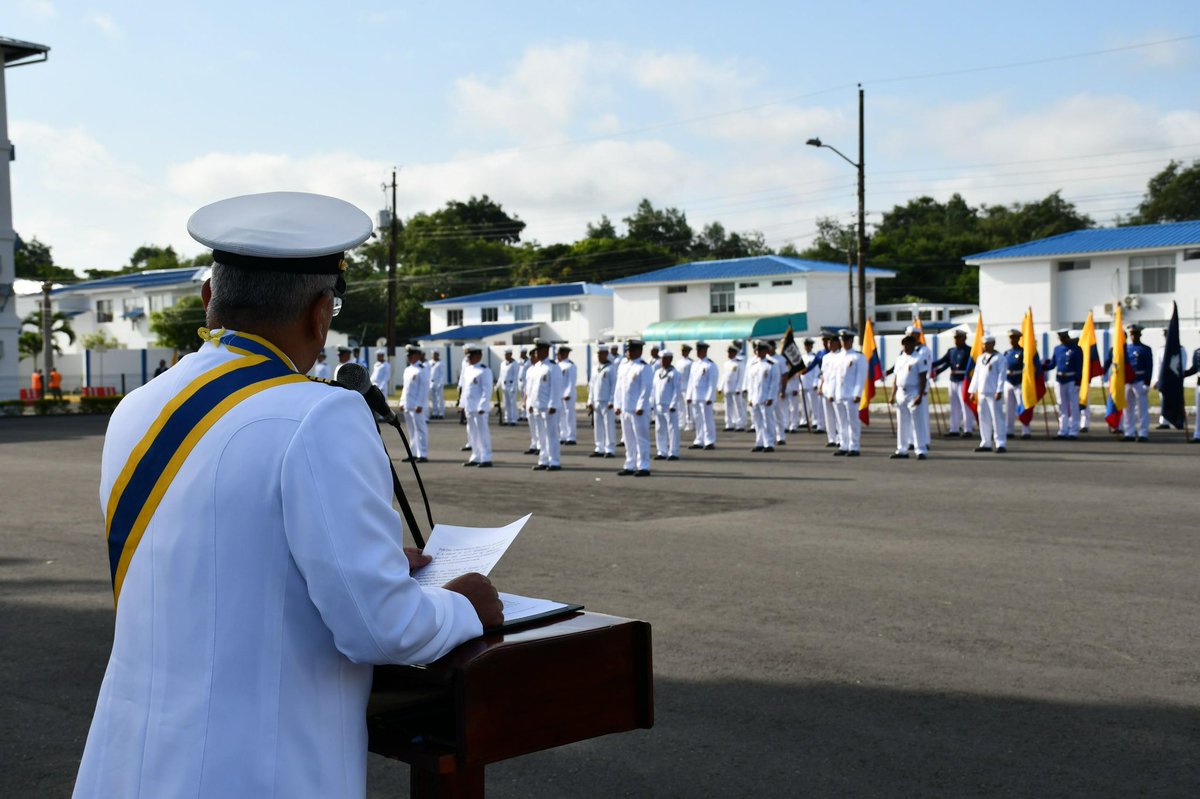 armada_ecuador's tweet image. #Esmeraldas || En el marco del aniversario del Combate Naval de Jambelí se realizó en la Base Naval de Esmeraldas la ceremonia militar de imposición de la condecoración al mérito naval “Comandante Rafael Morán Valverde” en el grado de “Comendador y Caballero” y la condecoración…